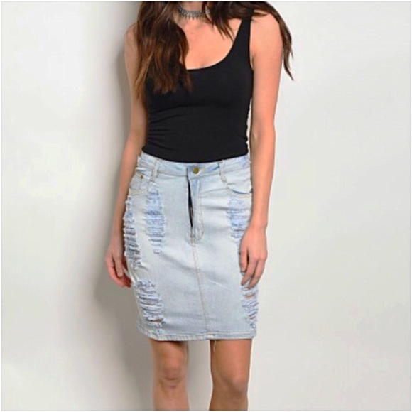 Perfectly Distressed Denim Skirt SML - Picture 5 of 6